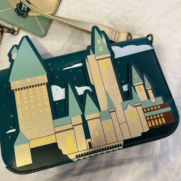 Harry Potter Hogwarts Castle Loungefly Purse - excellent condition - Picture 8 of 8